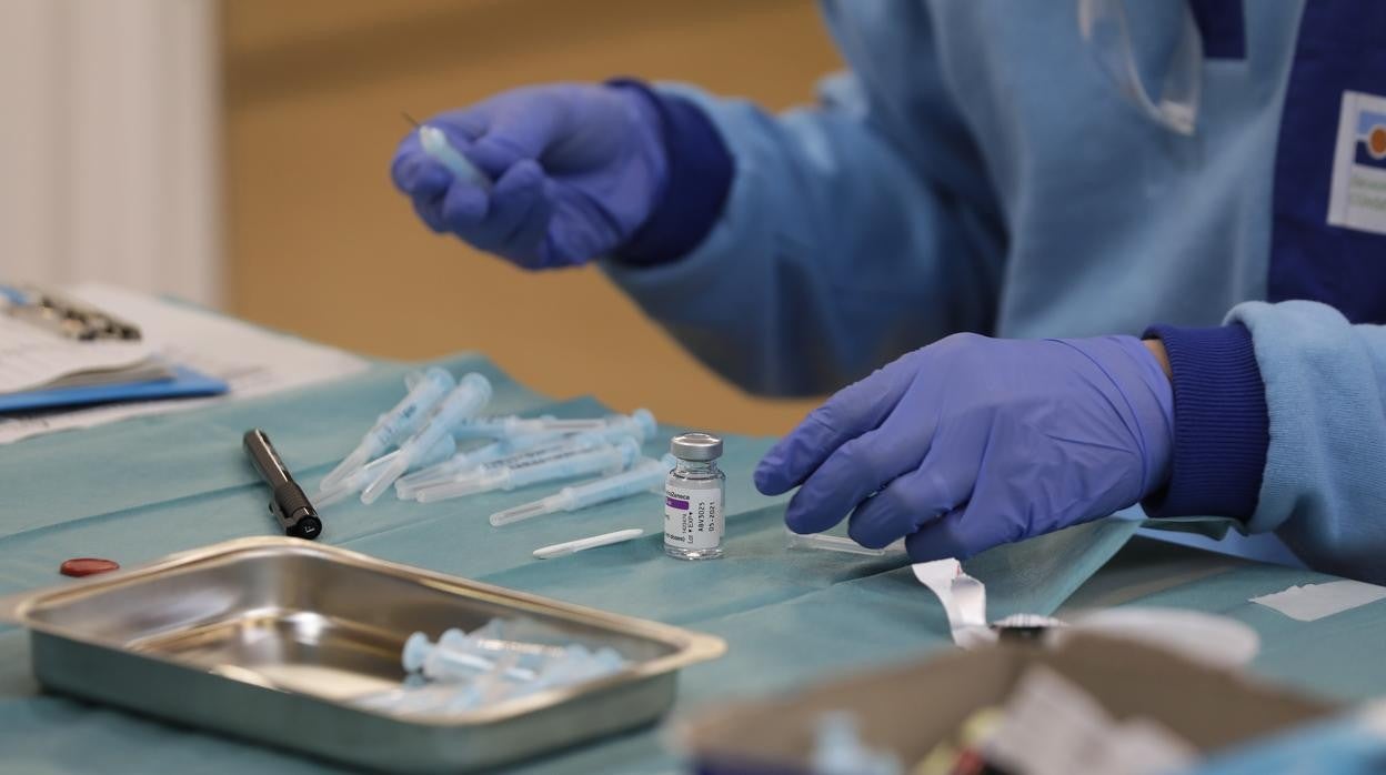 Un sanitario preparando una dosis de vacuna frente al Covid-19 en Sevilla