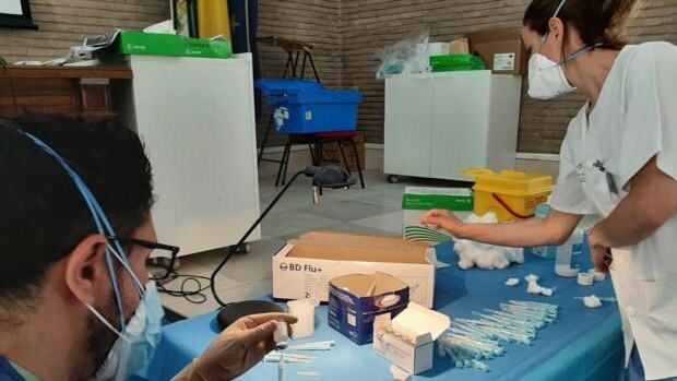 El Virgen del Rocío vacuna a 900 pacientes de alto riesgo durante el fin de semana