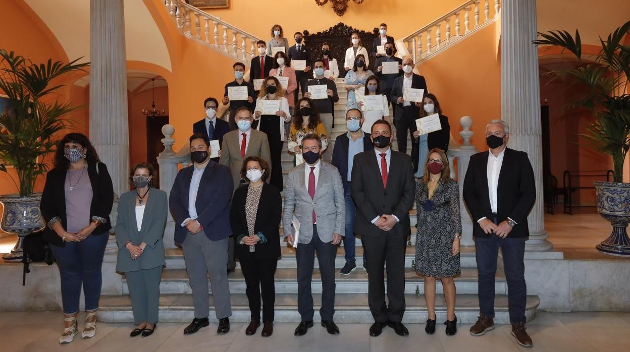 Foto de familia de la entrega de galardones en el Ayuntamiento de Sevilla