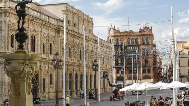 Juan Espadas recula con la 'Feria' en el Centro de Sevilla: sólo habrá luces