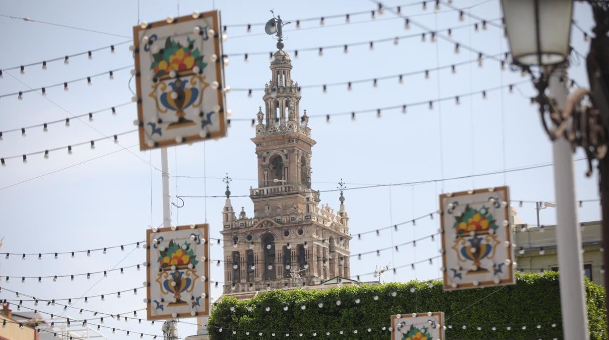 La Giralda entre las luces de la 'Feria' en el Centro