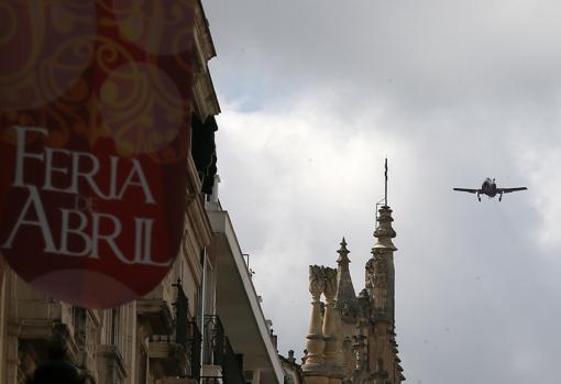 Vuelo de reconocimiento de un avión de la Patrulla Águila en Sevilla