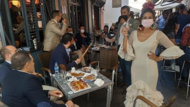 El 'sábado del pescaíto' en Sevilla: «A mí me dejan un año sin Feria, pero no dos, que los trajes se apulgaran»