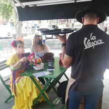 Clientas vestidas de flamenca, hoy sábado