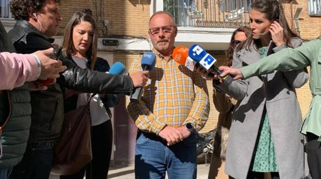 El padre de Marta del Castillo atiende a los medios tras confirmarse que se reabría el caso en 2020