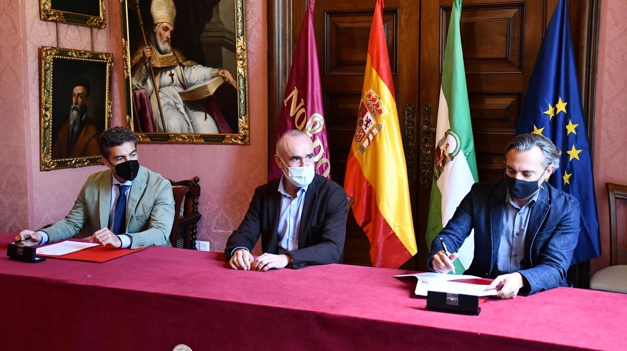 José Manuel Flores, Antonio Muñoz y Felipe Castro durante la firma del convenio