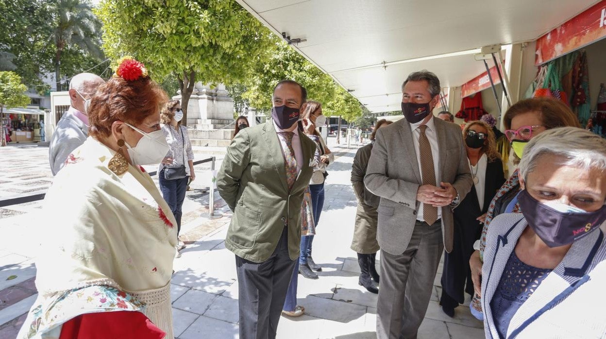 El alcalde Juan Espadas visitando este jueves el mercadillo de moda flamenca en la Plaza Nueva