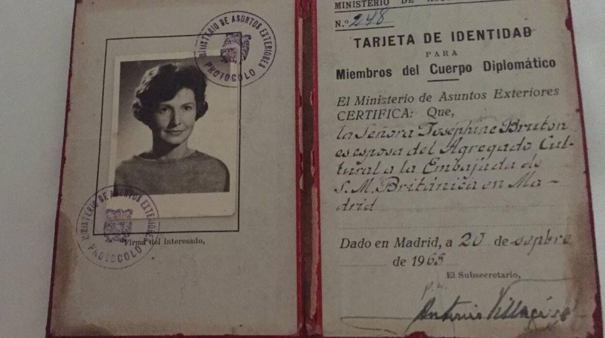 Tarjeta de identidad de Josephine Bruton como miembro del cuerpo diplomático británico