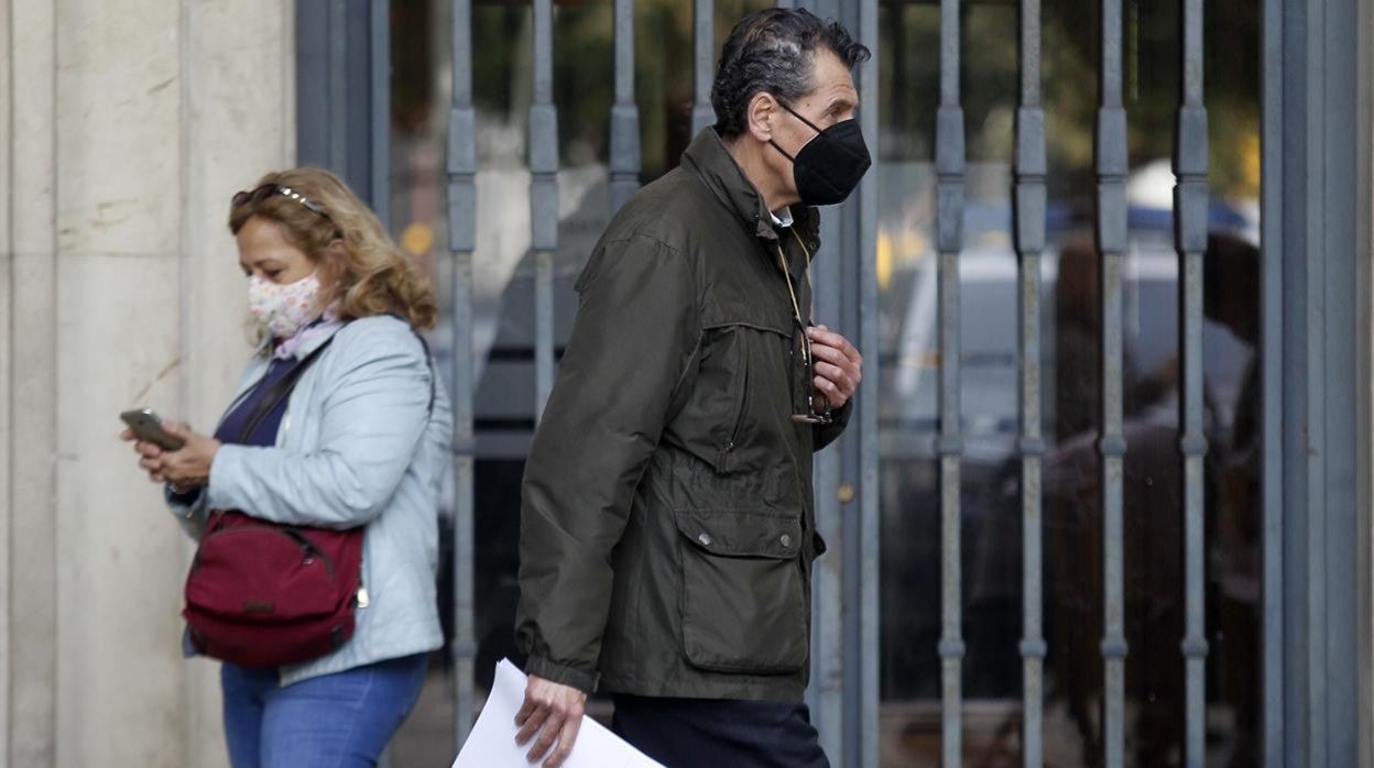 El exmayordomo del Valle, saliendo de la Audiencia de Sevilla después de uno de los días de juicio