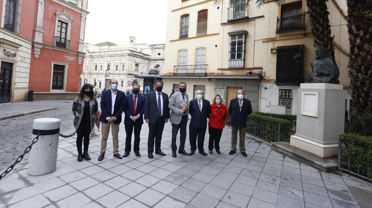 Espadas ha visitado este martes el monumento junto al hijo del escultor Sebastián Santos