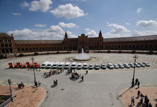 La nueva flota de vehículos se ha presentado en la Plaza de España