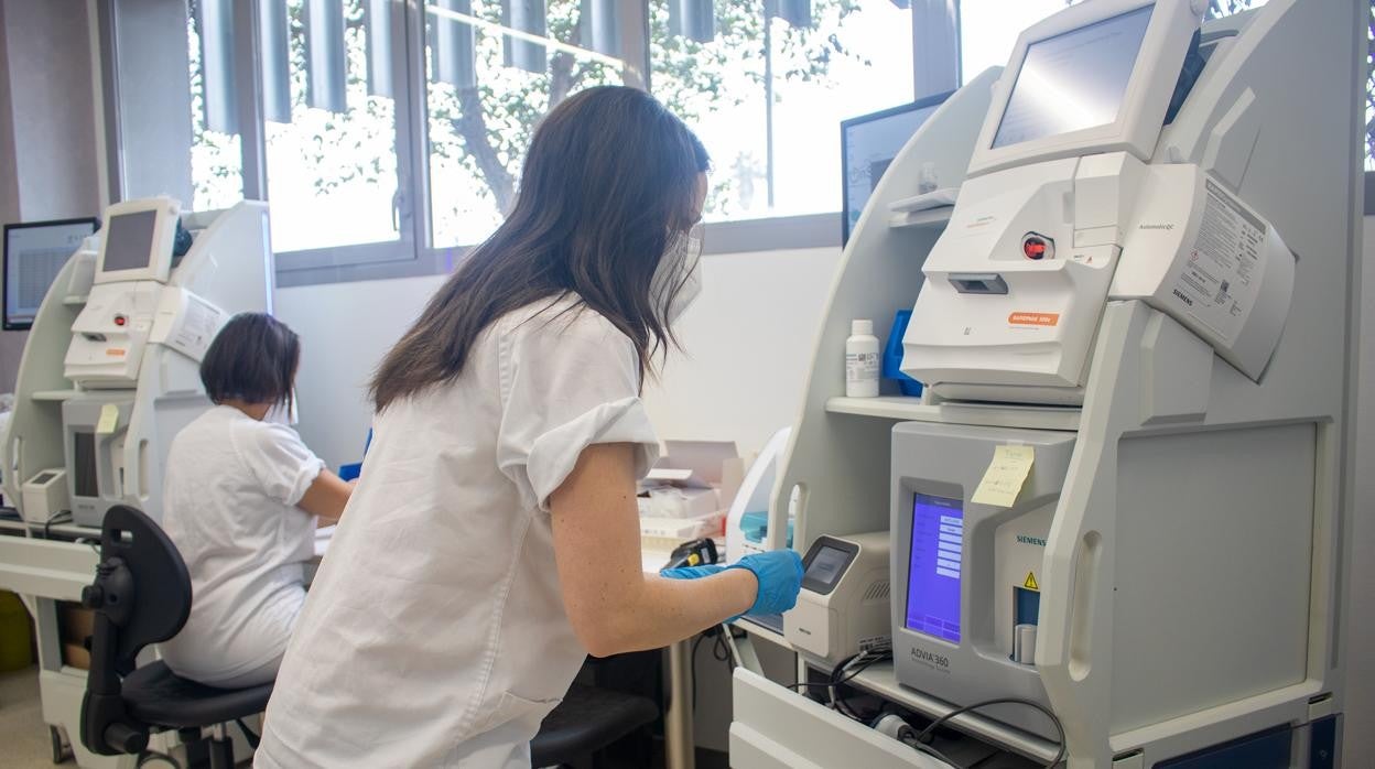 Una sanitaria maneja el nuevo laboratorio móvil