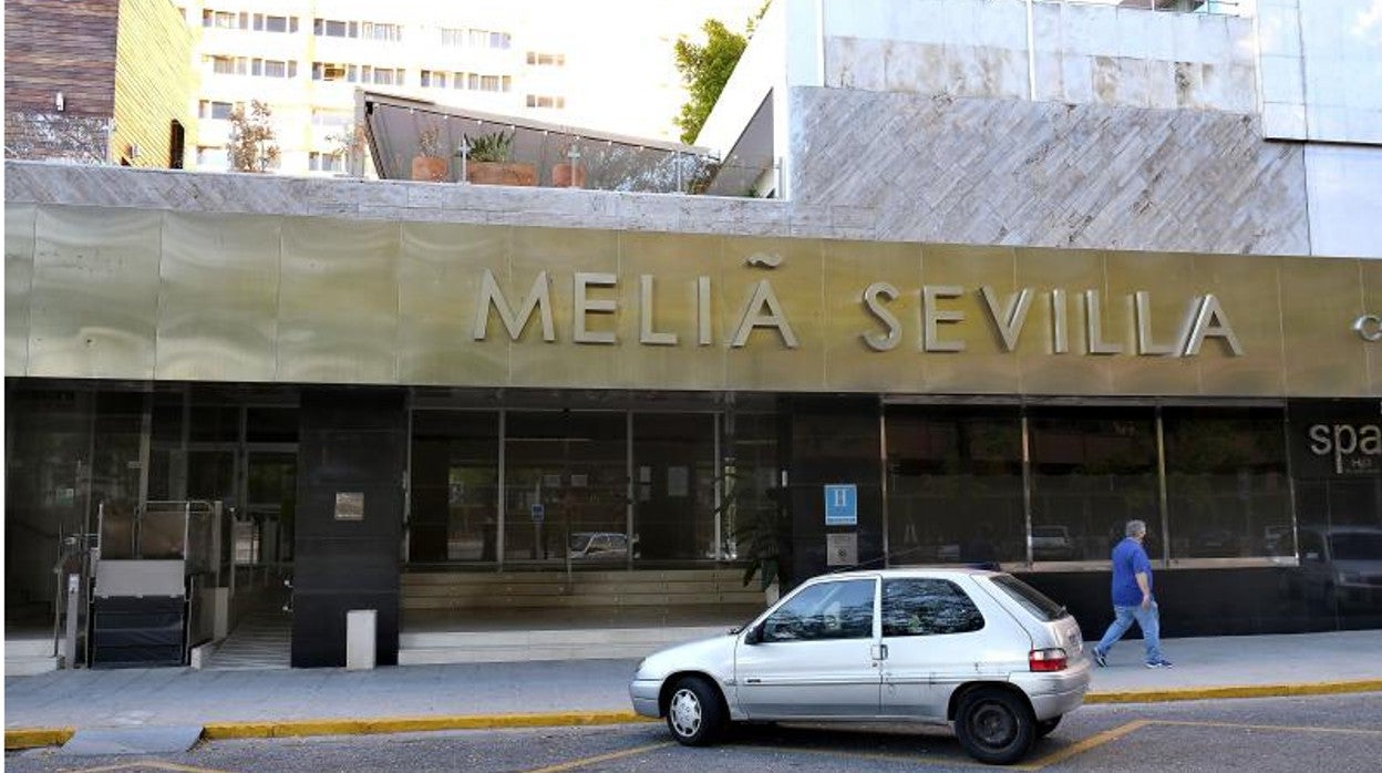 Fachada del Meliá Sevilla que ha hecho cierres intermitentes durante la pandemia