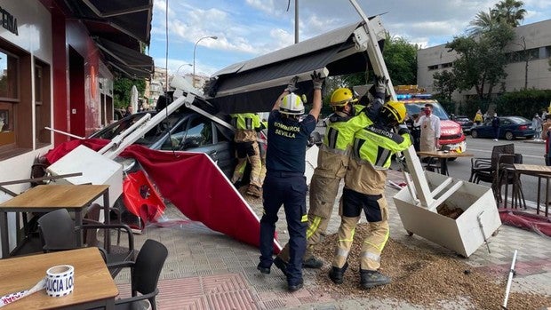 Dos heridos graves en un accidente tras arrollar un conductor ebrio la terraza de un bar de la calle Santa Fe de Sevilla