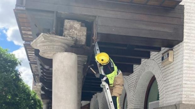 El choque de un camión provoca el desplazamiento de una de las columnas del siglo XVI de la calle Alemanes de Sevilla