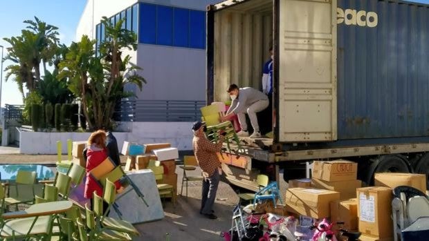 Buscan una nave en Sevilla donde almacenar material donado para enviar a Honduras