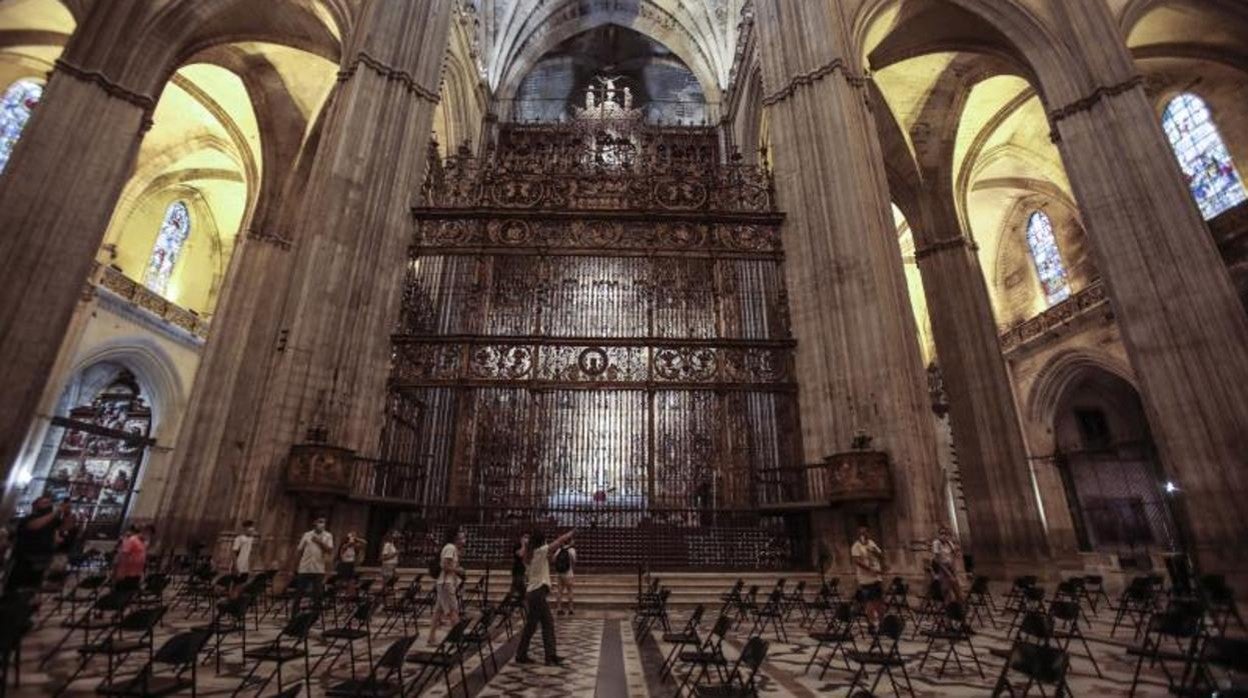 Visitantes de la Catedral junto a la capilla mayor del templo metropolitano