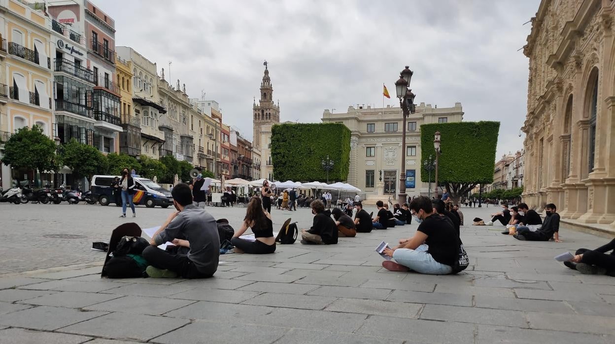 Sentada de estudiantes de la UPO este lunes en Sevilla