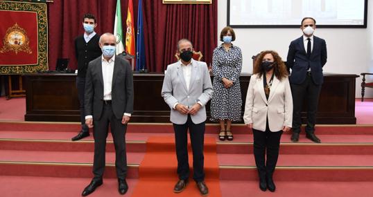 Muñoz y Miguel Ángel Castro junto a los responsables de la elaboración del Plan Director