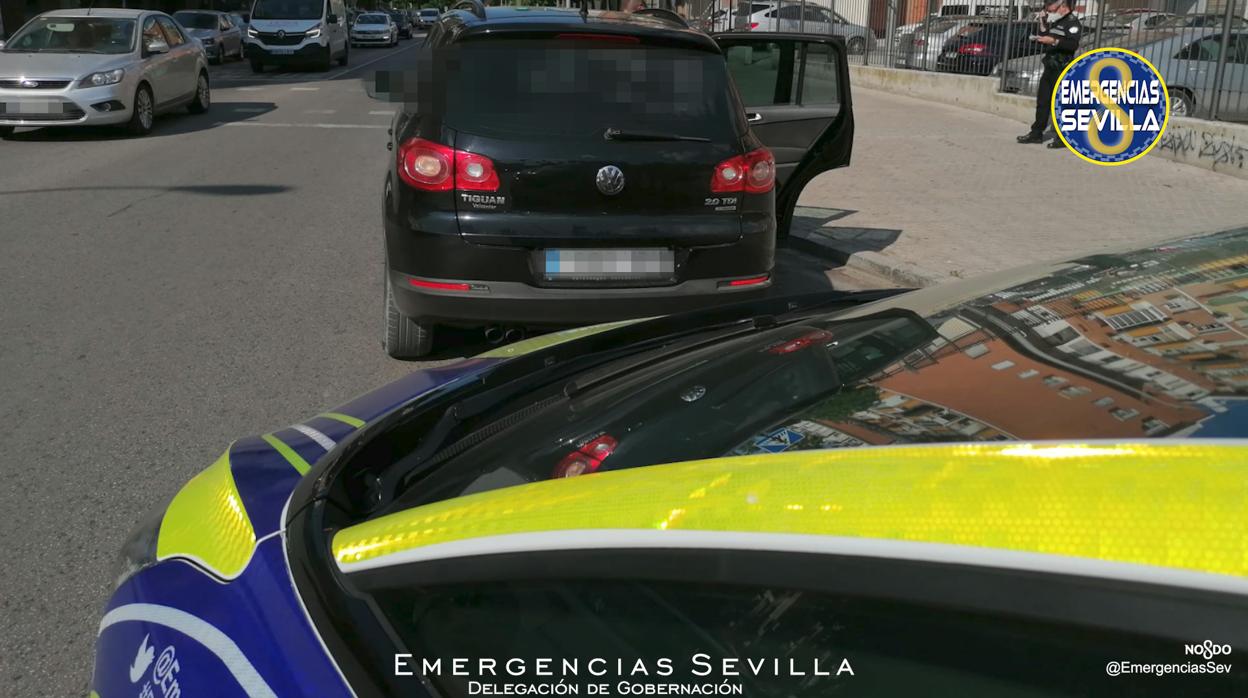 Coche intervenido por la Policía Local tras ser detenido el conductor