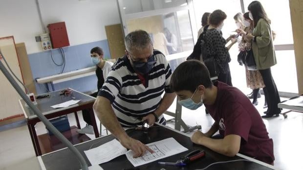 El barrio más pobre de España, el Polígono Sur de Sevilla, se digitaliza para reducir el paro