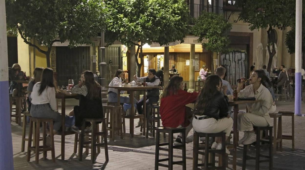 Varias personas disfrutan de la terraza de un bar de Sevilla