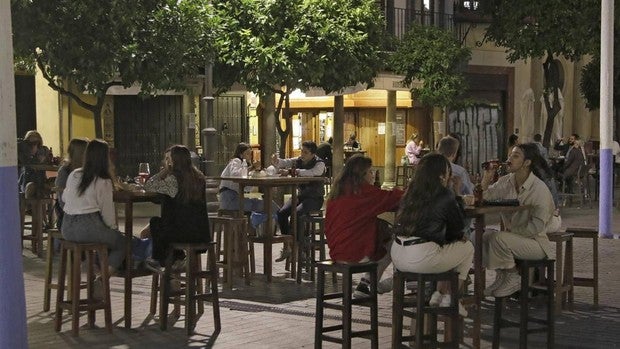 Las mesas de los bares de Sevilla no podrán ser de diez personas al menos hasta el 13 de mayo 