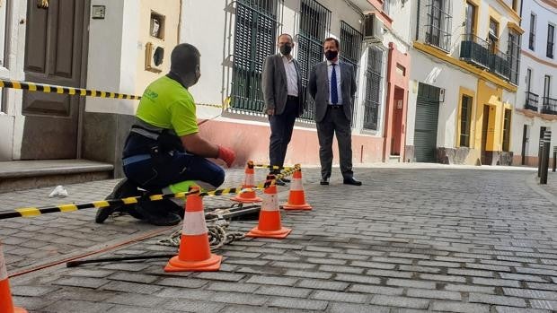 La nueva calle Dormitorio de Sevilla ya luce con granito, sin aceras ni aparcamientos