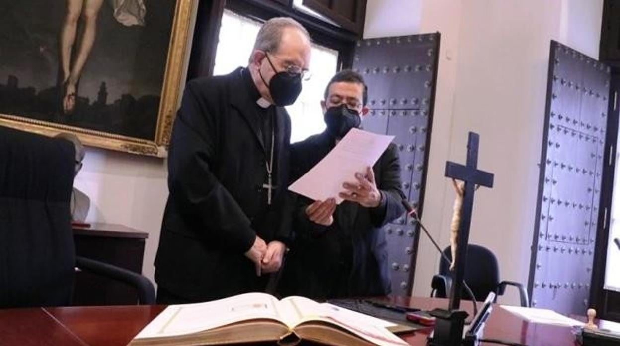 Monseñor Juan José Asenjo junto a Isacio Siguero, el día que tomó posesión como administrador apostólico