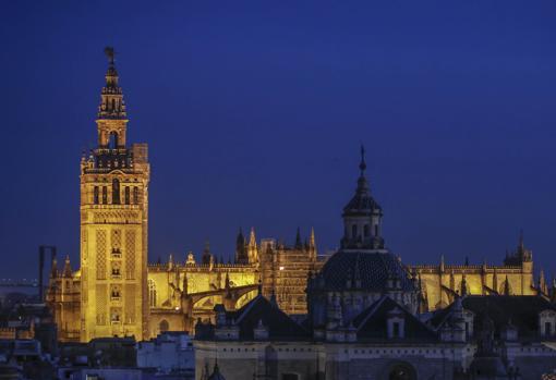 La Catedral de Sevilla durante la noche