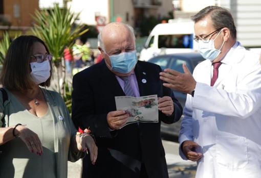 Regina Serrano, delegada provincial de Salud, Jesús Aguirre y Manuel Molina, director-gerente del Virgen del Rocío