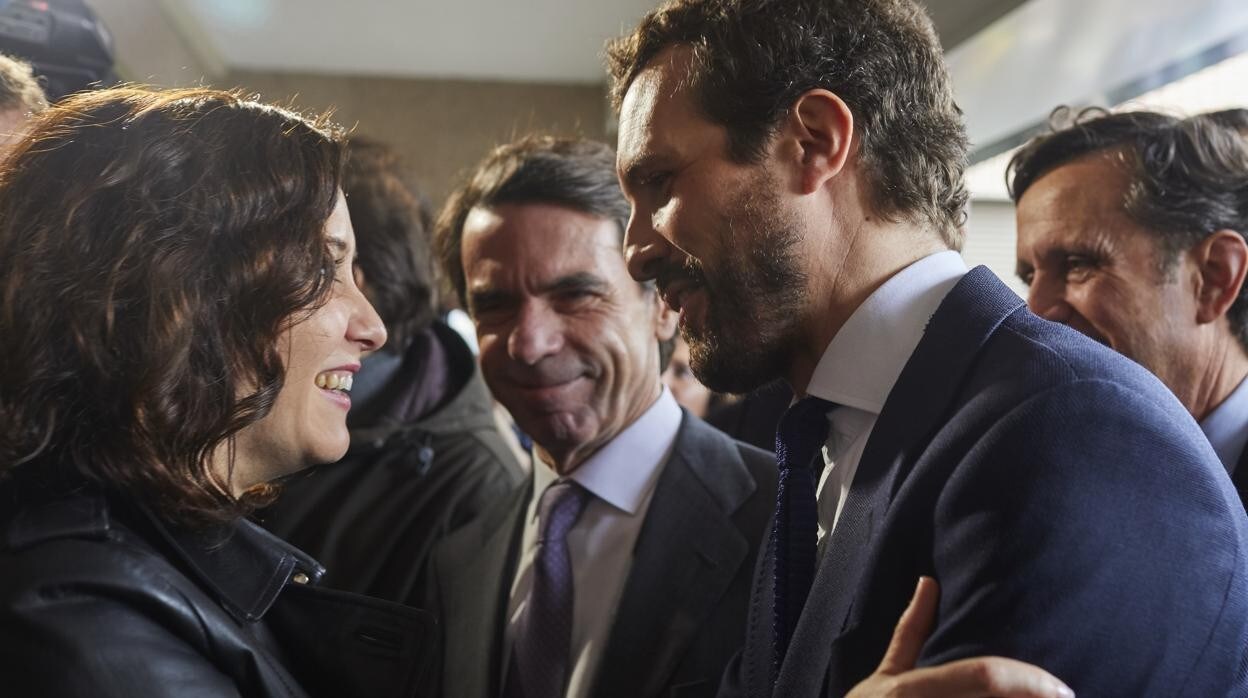 Díaz Ayuso saluda a Casado ante la presencia de Aznar