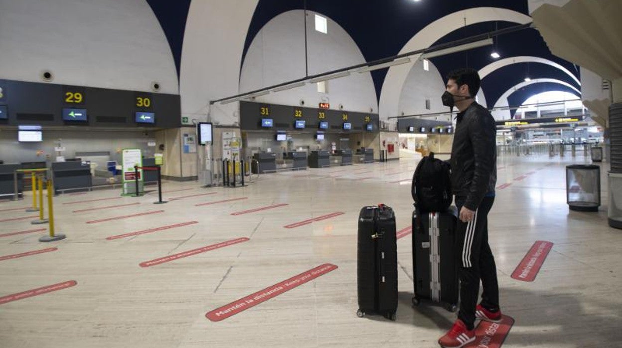 Vestíbulo del aeropuerto de Sevilla con medidas para guardar la distancia