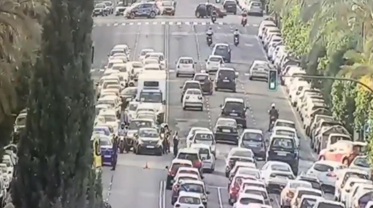 Sentido cortado al tráfico este martes en la avenida de la Palmera