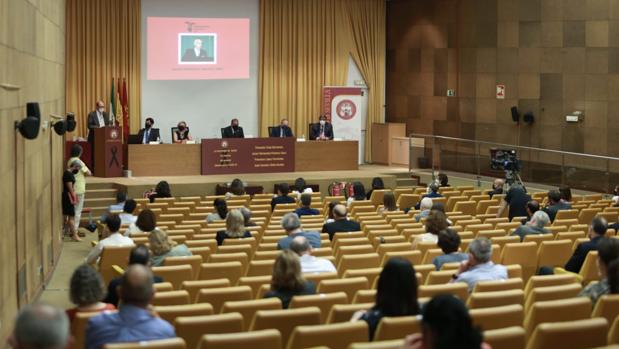 El rector destaca la «entrega absoluta» de la Universidad de Sevilla en la lucha contra el Covid