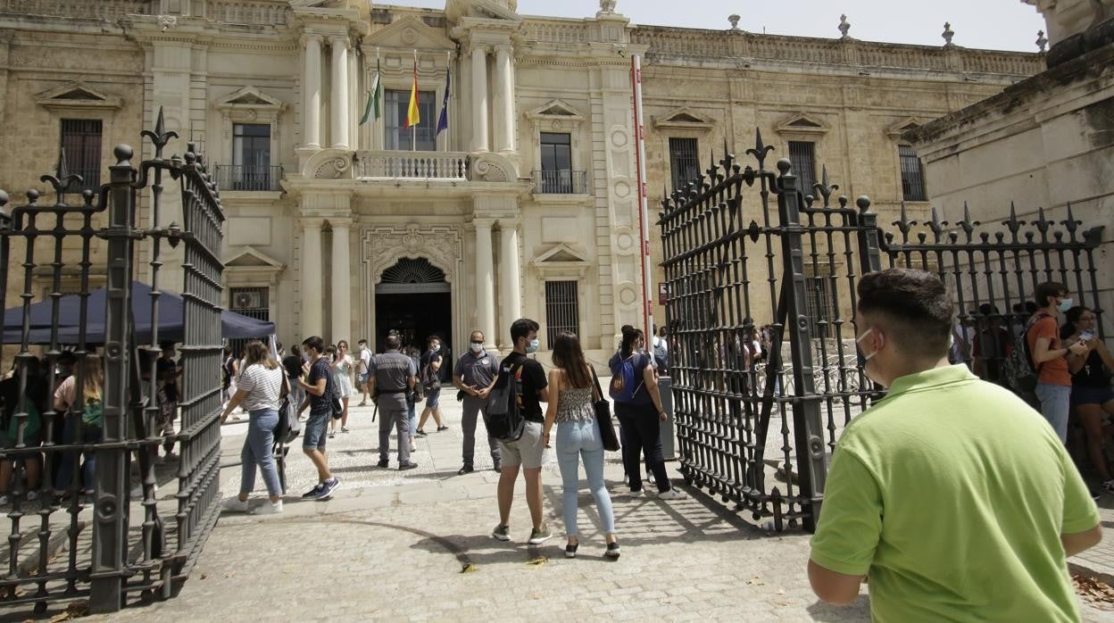 Estudiantes en las pruebas de las Selectividad del año pasado en Sevilla