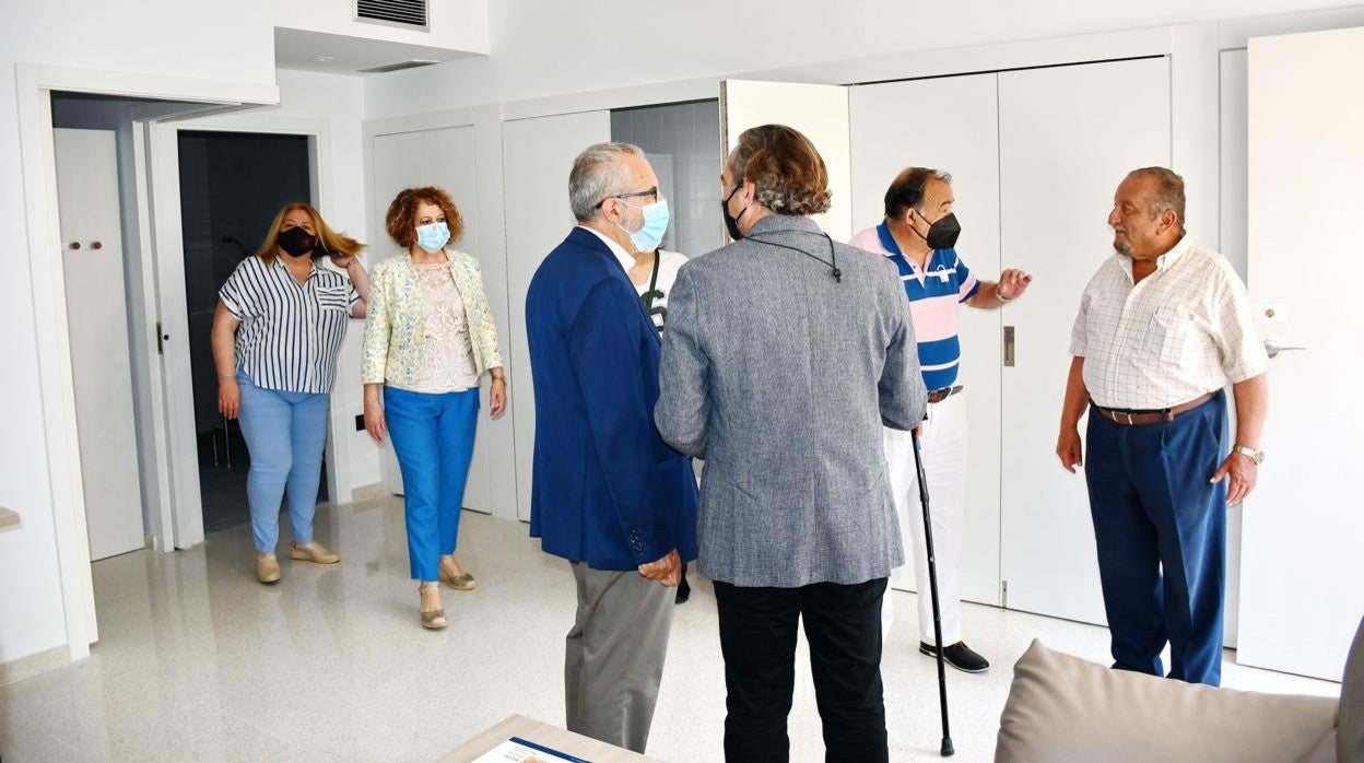 Adela Castaño, Juan Manuel Flores y Felipe Castro visitan los alojamientos que el Ayuntamiento ha sorteado en Sevilla Este