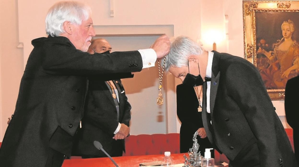 Hugo Galera Ruiz recibiendo la Medalla de manos de Jesús Castiñeiras