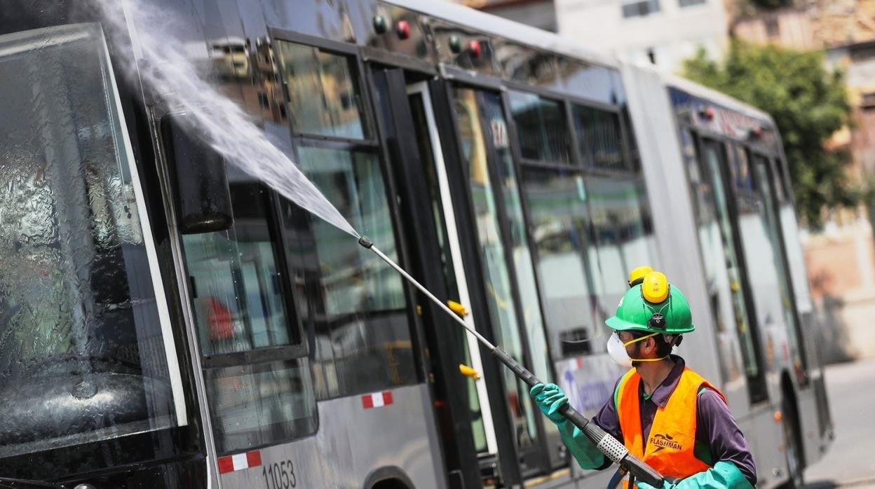 LImpieza de un autobús escolar