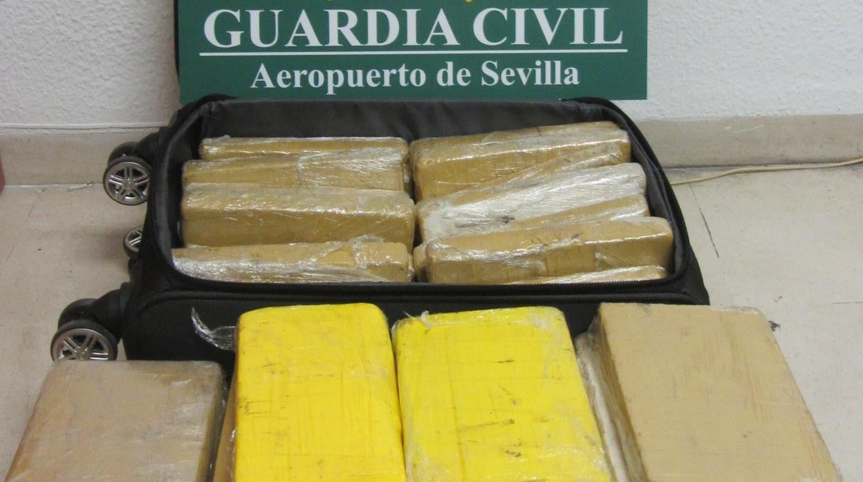 Maleta intervenida por la Guardia Civil en el aeropuerto de Sevilla en otra operación contra el narcotráfico