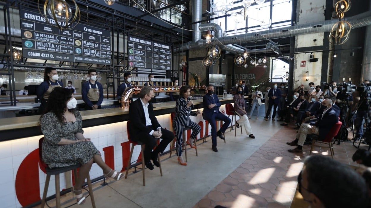 Rocío Ruiz, Guillaume Duverdier, Carmen Calvo, Juan Espadas y Carmen Ponce en la factoría artesanal