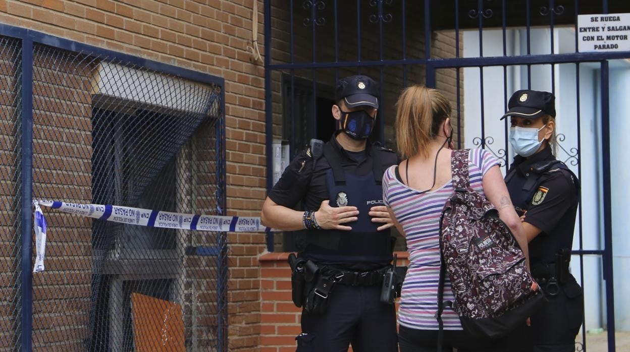 Dos agentes custodian el acceso a la vivienda de la fallecida donde ocurrieron los hechos