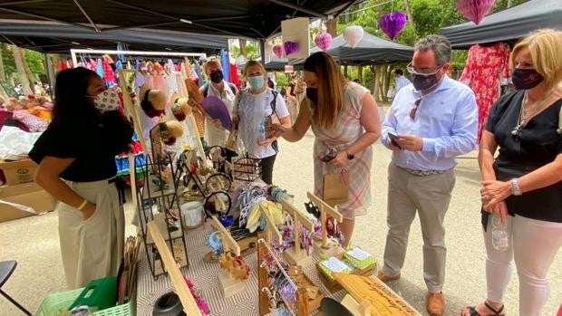Un zoco en el Parque María Luisa para apoyar la moda flamenca