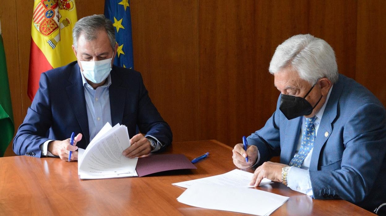 José Luis Sanz y Francisco Herrero, durante la firma del convenio