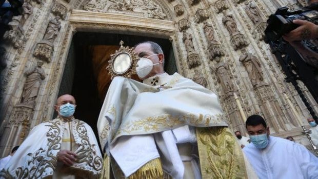 Sevilla celebra un Corpus íntimo y de grandes ausencias en la despedida de Monseñor Asenjo