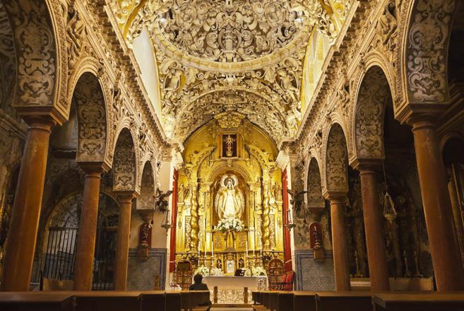 Interior de la iglesia de Santa María la Blanca en Sevilla