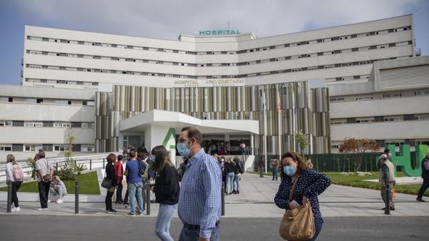 Cuarto día consecutivo con más positivos que curados de coronavirus en Sevilla