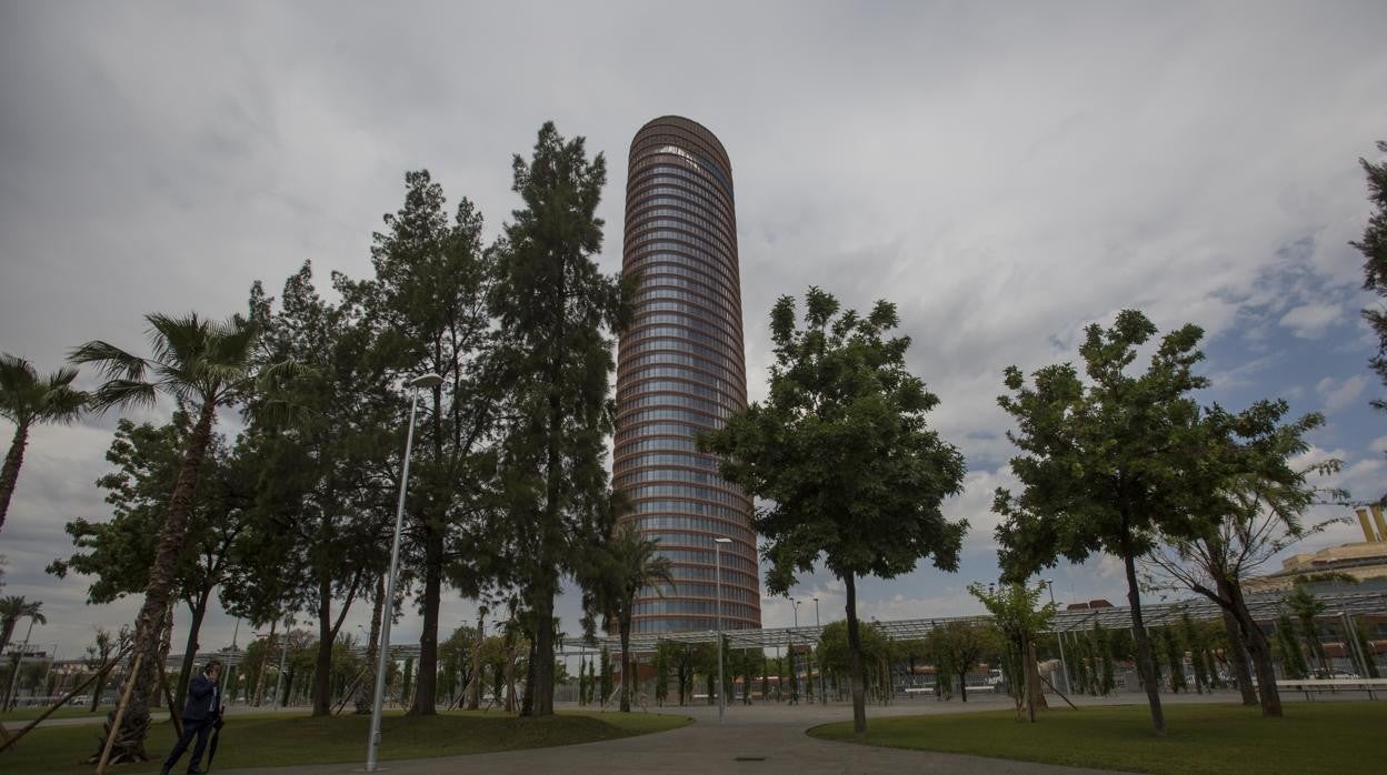 Parque de Magallanes junto a la Torre Sevilla