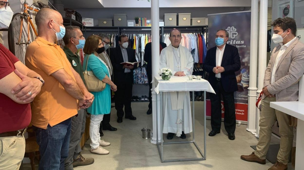 Monseñor Asenjo y Mariano Pérez de Ayala, durante la inauguración de la tienda de Cáritas