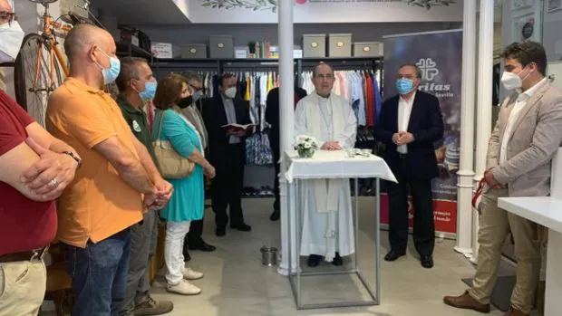 Monseñor Asenjo inaugura la primera tienda de ropa de Cáritas en el Centro de Sevilla